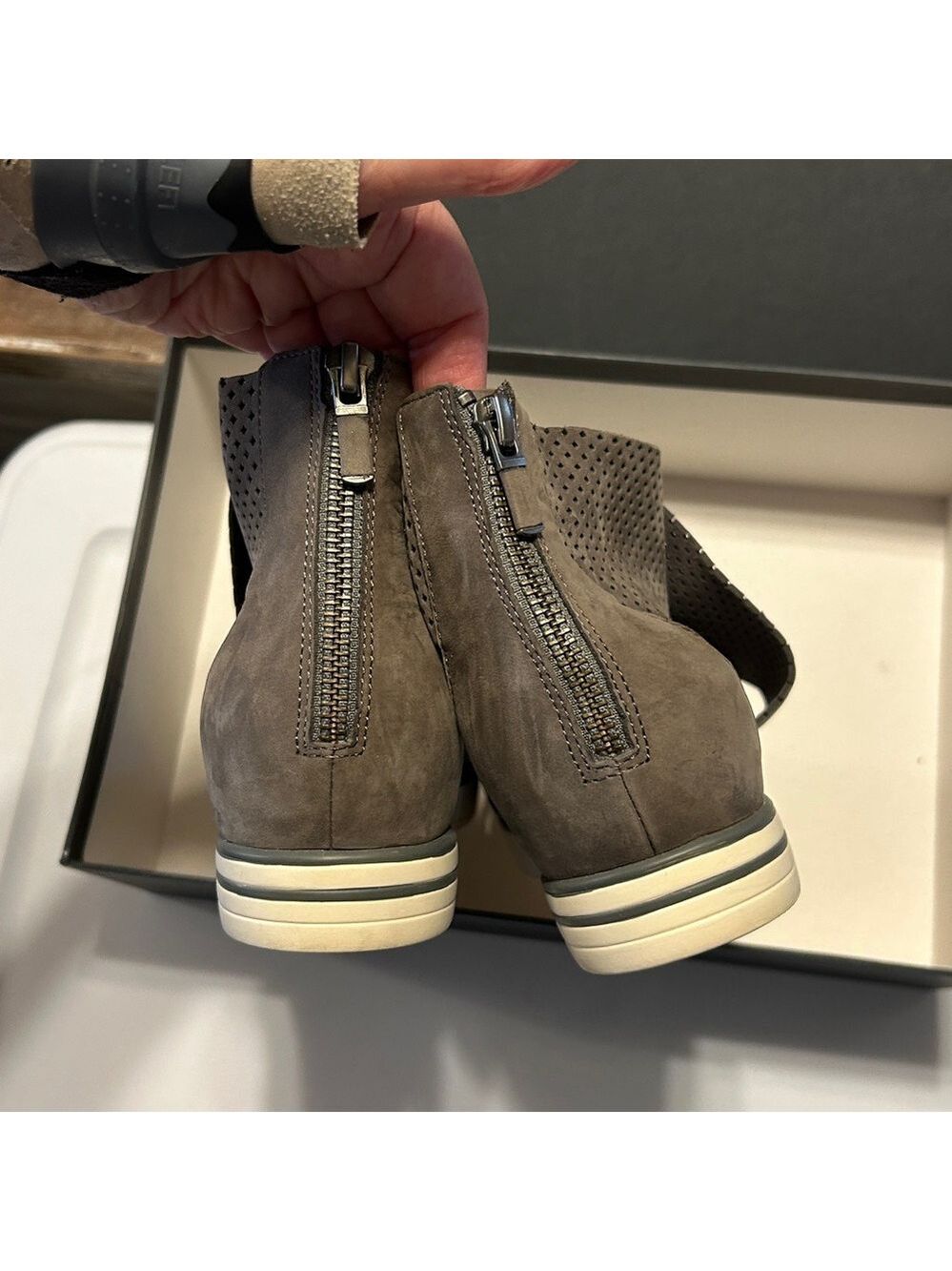 Eileen Fisher woman’s Dark gray Sandals. Size 9 1/2 M. Good condition. Zip back - Picture 3 of 11